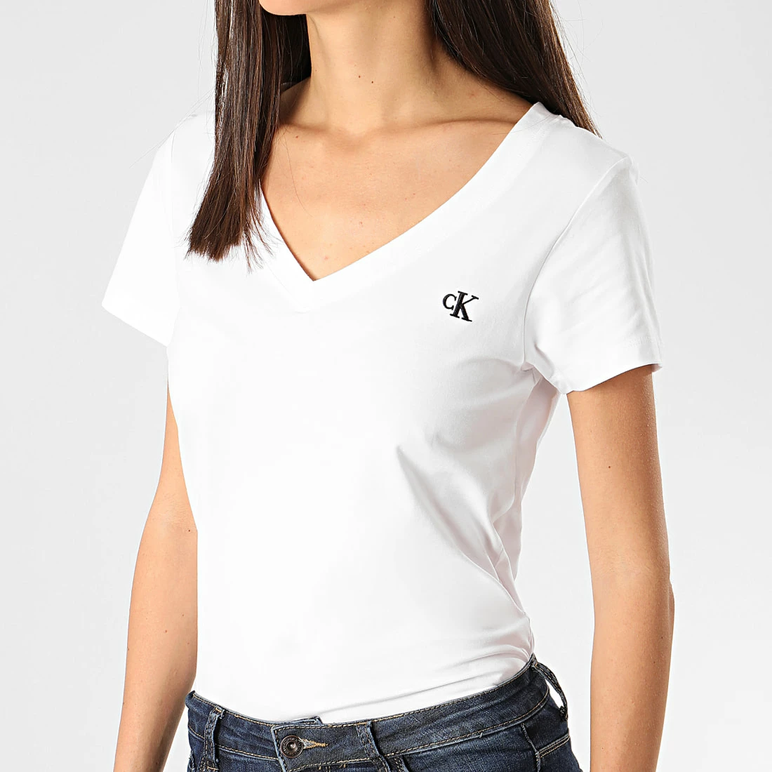 Remise 😍 Tee 👕 Shirt Slim Femme Col V Embroidery Stretch 3716 Blanc de Calvin Klein ✨ 1 Remise 😍 Tee 👕 Shirt Slim Femme Col V Embroidery Stretch 3716 Blanc de Calvin Klein ✨