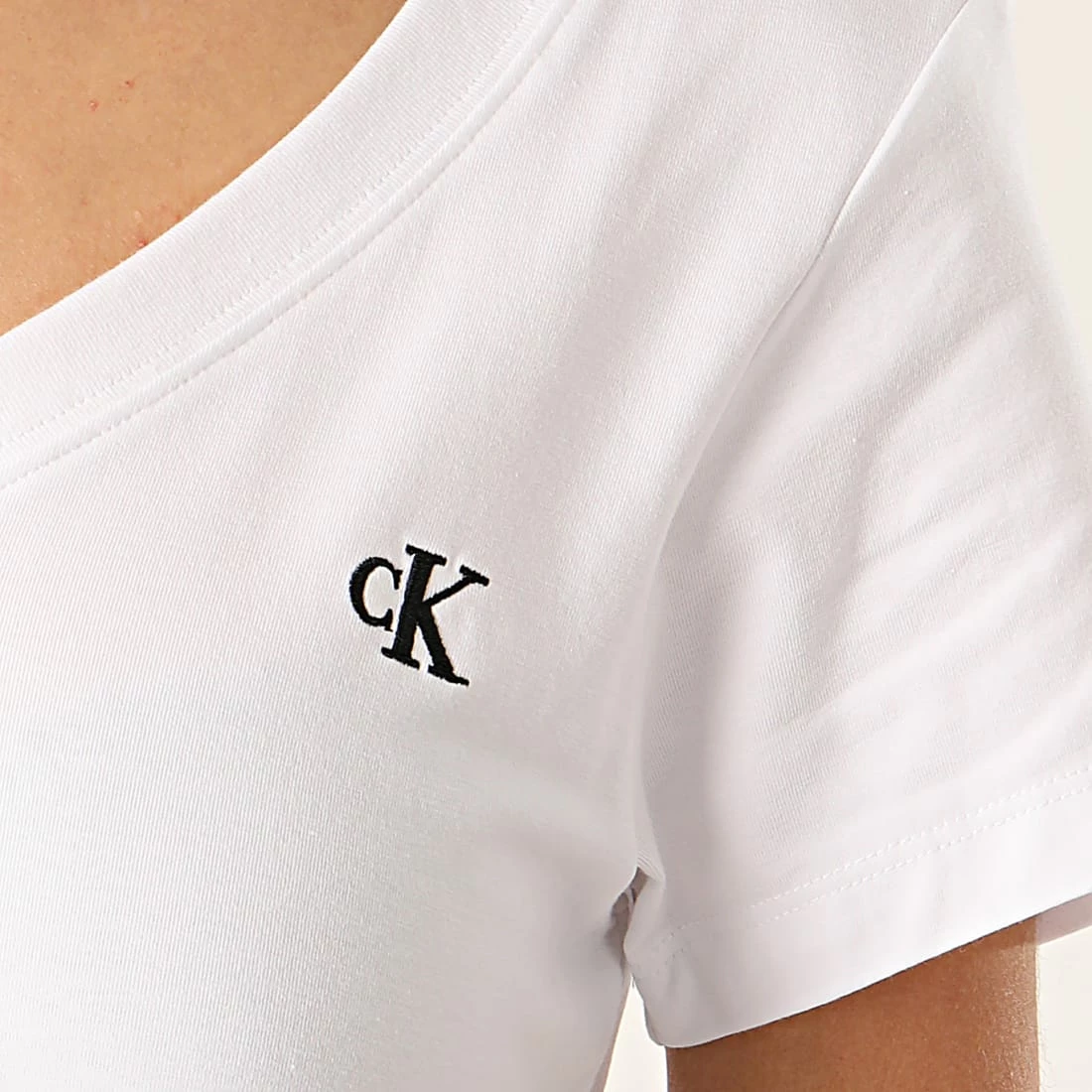Remise 😍 Tee 👕 Shirt Slim Femme Col V Embroidery Stretch 3716 Blanc de Calvin Klein ✨ 2 Remise 😍 Tee 👕 Shirt Slim Femme Col V Embroidery Stretch 3716 Blanc de Calvin Klein ✨ – Image 2