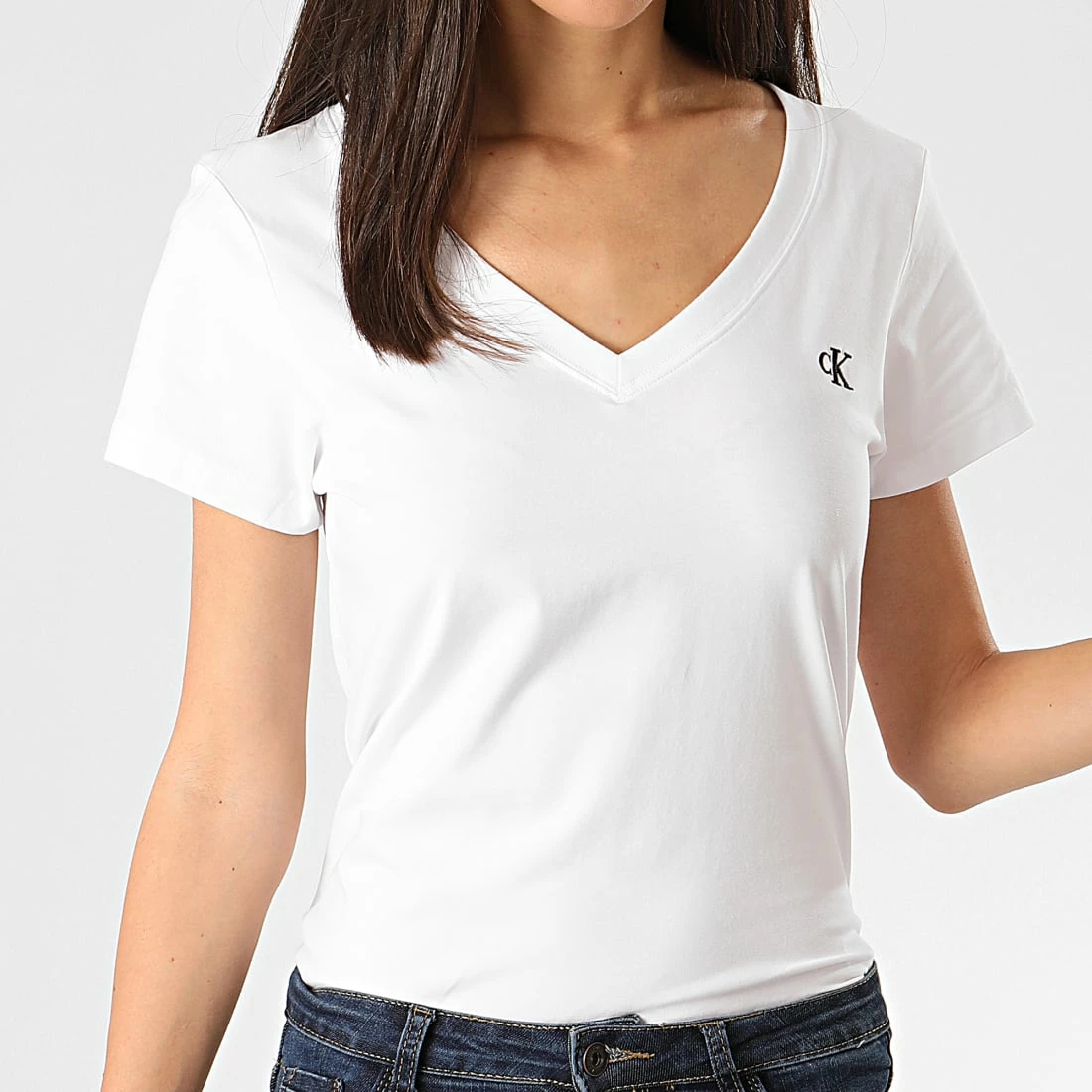 Remise 😍 Tee 👕 Shirt Slim Femme Col V Embroidery Stretch 3716 Blanc de Calvin Klein ✨ 3 Remise 😍 Tee 👕 Shirt Slim Femme Col V Embroidery Stretch 3716 Blanc de Calvin Klein ✨ – Image 3
