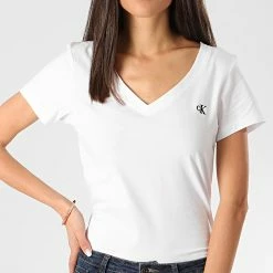 Remise 😍 Tee 👕 Shirt Slim Femme Col V Embroidery Stretch 3716 Blanc de Calvin Klein ✨ 7 Remise 😍 Tee 👕 Shirt Slim Femme Col V Embroidery Stretch 3716 Blanc de Calvin Klein ✨ -France Calvin Klein Soldes 2024 calvin klein 209191 J20J213716 YAF 20200203T122424 04