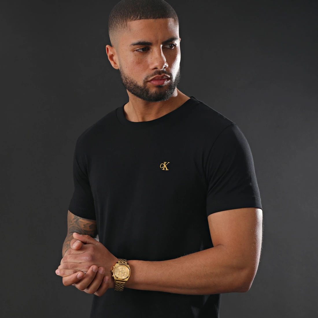 Tout neuf 🧨 Tee 👚 Shirt Essential Broderie Gold 7318 Noir Doré de Calvin Klein 🎉 6 Tout neuf 🧨 Tee 👚 Shirt Essential Broderie Gold 7318 Noir Doré de Calvin Klein 🎉 – Image 6