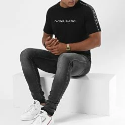 Meilleur prix 💯 Tee 👕 Shirt A Bandes Logo Tape Shoulder 5983 Noir de Calvin Klein 😀 -France Calvin Klein Soldes 2024 calvin klein 227174 J30J315983 BAE 20200731T142539 04