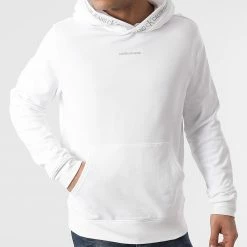 Tout neuf ⭐ Sweat Capuche Logo Jacquard 7043 Blanc de Calvin Klein 💯 -France Calvin Klein Soldes 2024 calvin klein 249743 J30J317043 YAF 20210204T162347 03