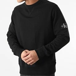 De gros ❤️ Sweat Crewneck Monogram Sleeve Badge 4035 Noir de Calvin Klein 🛒 -France Calvin Klein Soldes 2024 calvin klein 251071 J30J314035 BAE 20210215T151120 03