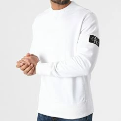 Le moins cher 😉 Sweat Crewneck Monogram Sleeve Badge 4035 Blanc de Calvin Klein ⭐ -France Calvin Klein Soldes 2024 calvin klein 257670 J30J314035 YAF 20210323T140517 03