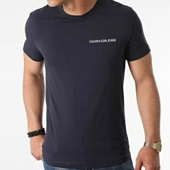 Bon marché ❤️ Tee 👕 Shirt Slim Chest Institutional 7852 Bleu Marine de Calvin Klein ⌛ -France Calvin Klein Soldes 2024 calvin klein 264252 J30J307852 402 20210514T144532 03
