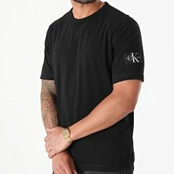 Tout neuf ⭐ Tee 👚 Shirt Monogram Sleeve Badge 4051 Noir de Calvin Klein 🎁 -France Calvin Klein Soldes 2024 calvin klein 265623 J30J314051 BAE 20210512T122545 03