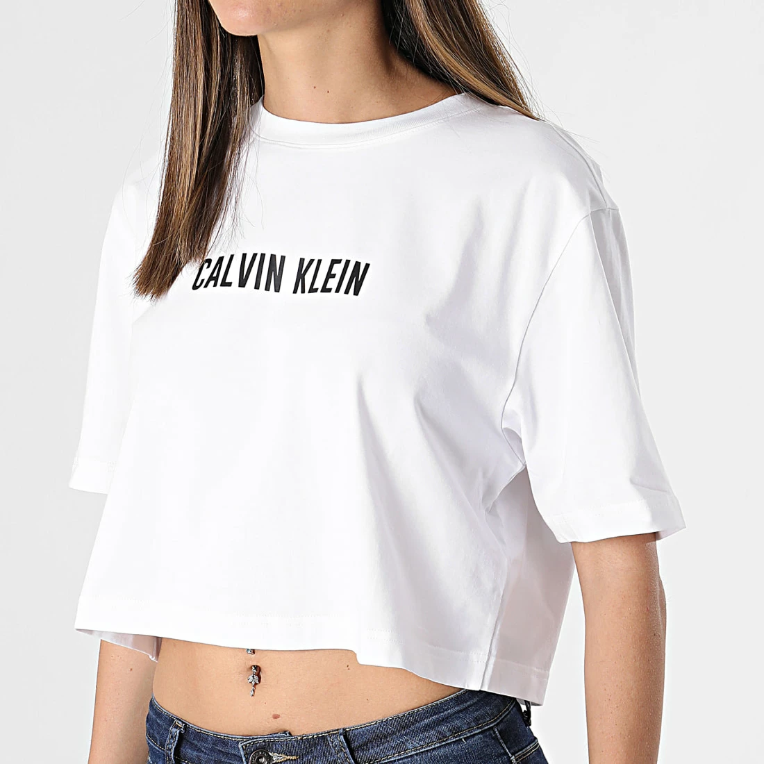 Meilleure vente 💯 Tee 👕 Shirt Crop Femme K142 Blanc de Calvin Klein ❤️ 3 Meilleure vente 💯 Tee 👕 Shirt Crop Femme K142 Blanc de Calvin Klein ❤️ – Image 3