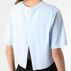 Sortie 🎁 Tee 👕 Shirt Crop Femme K142 Bleu Clair de Calvin Klein 👍 7 Sortie 🎁 Tee 👕 Shirt Crop Femme K142 Bleu Clair de Calvin Klein 👍 -France Calvin Klein Soldes 2024 calvin klein 265702 00GWF0K142 407 20210521T160344 04