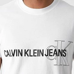 Top 10 🧨 Tee 👚 Shirt Institutional Seasonal Graphic 8208 Blanc de Calvin Klein 😀 -France Calvin Klein Soldes 2024 calvin klein 270259 J30J318208 YAF 20210621T092144 02