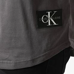 Nouveau 💯 Tee 👚 Shirt Oversize Badge Turn Up 5319 Gris Anthracite de Calvin Klein 😉 -France Calvin Klein Soldes 2024 calvin klein 276458 J30J315319 PCK 20210729T153931 02