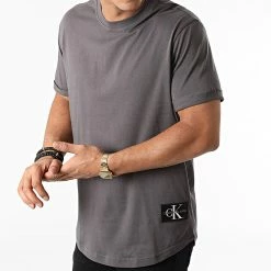 Nouveau 💯 Tee 👚 Shirt Oversize Badge Turn Up 5319 Gris Anthracite de Calvin Klein 😉 -France Calvin Klein Soldes 2024 calvin klein 276458 J30J315319 PCK 20210729T153932 03