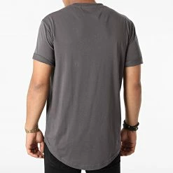 Nouveau 💯 Tee 👚 Shirt Oversize Badge Turn Up 5319 Gris Anthracite de Calvin Klein 😉 -France Calvin Klein Soldes 2024 calvin klein 276458 J30J315319 PCK 20210729T153934 04