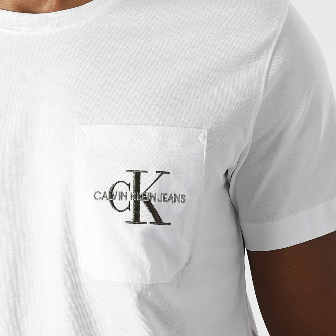 Vente flash ⌛ Tee 👚 Shirt Poche Monogram Embroidery 9098 Blanc de Calvin Klein 🛒 2 Vente flash ⌛ Tee 👚 Shirt Poche Monogram Embroidery 9098 Blanc de Calvin Klein 🛒 – Image 2