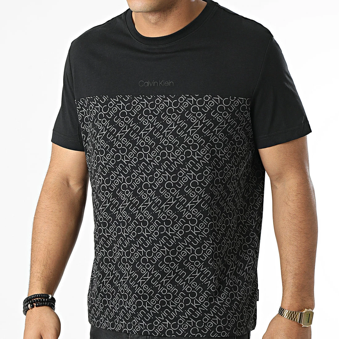 Offres 🛒 Tee 👕 Shirt Allover Logo Print Block 8313 Noir de Calvin Klein 🔔 1 Offres 🛒 Tee 👕 Shirt Allover Logo Print Block 8313 Noir de Calvin Klein 🔔