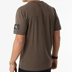 Top 10 👍 Tee 👚 Shirt Monogram Sleeve Badge 4051 Taupe de Calvin Klein ⌛ -France Calvin Klein Soldes 2024 calvin klein 288016 J30J314051 LBL 20211015T160708 04