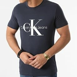 Grosses soldes 😍 Tee 👕 Shirt Core Monogram 0935 Bleu Marine de Calvin Klein 😀 -France Calvin Klein Soldes 2024 calvin klein 291341 J30J320935 CHW 20211118T153314 03