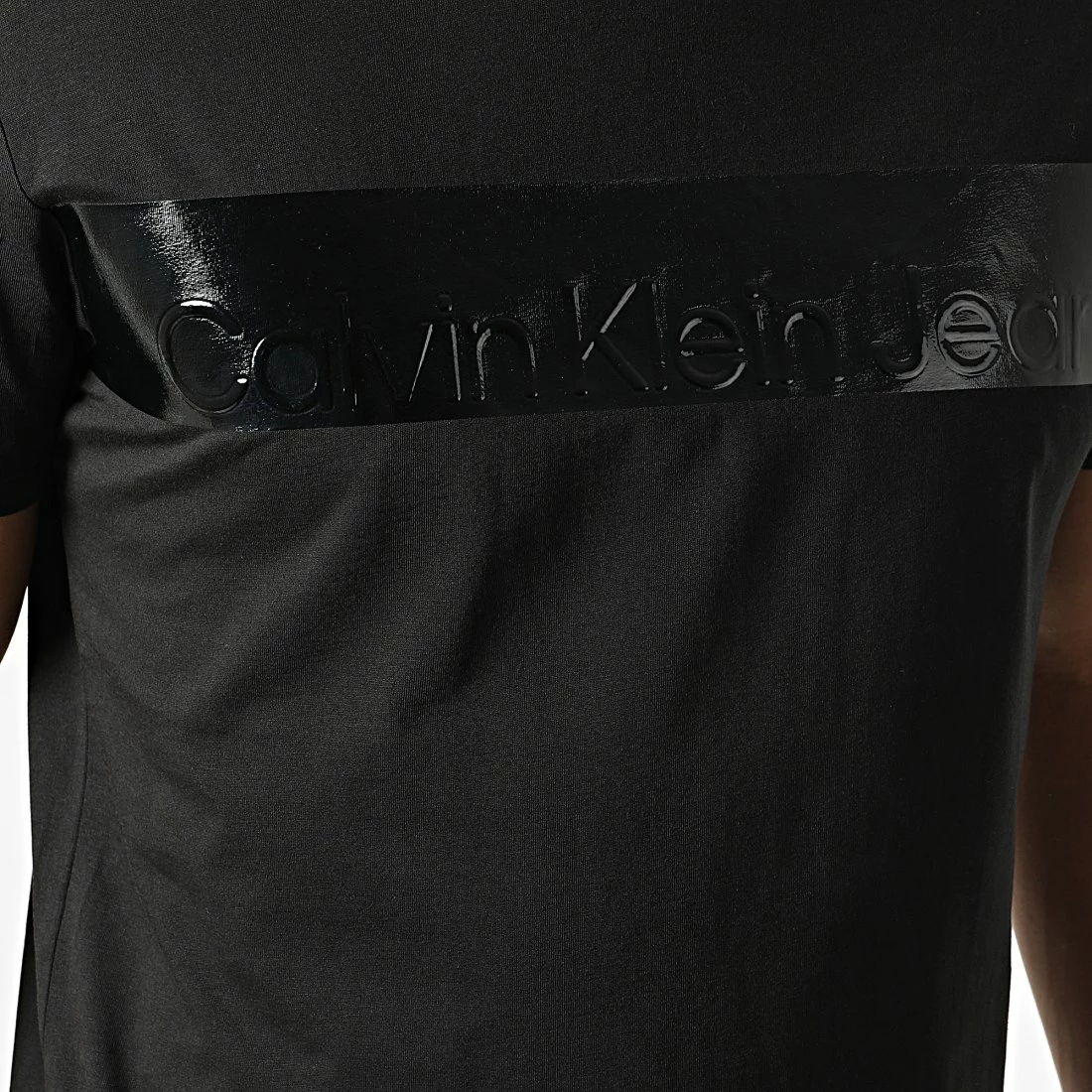 Sortie 👏 Tee 👚 Shirt Shiny Institutional 0333 Noir de Calvin Klein ❤️ 2 Sortie 👏 Tee 👚 Shirt Shiny Institutional 0333 Noir de Calvin Klein ❤️ – Image 2