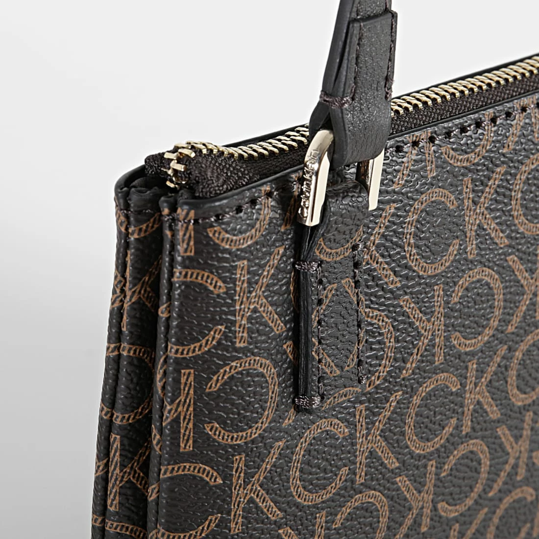 Budget 🛒 Sacoche CK Must 8869 Marron de Calvin Klein 🥰 2 Budget 🛒 Sacoche CK Must 8869 Marron de Calvin Klein 🥰 – Image 2