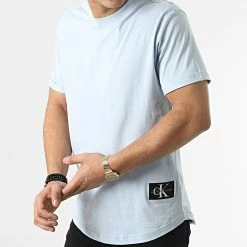 Sortie 🎁 Tee 👚 Shirt Oversize Badge Turn Up Sleeve 5319 Bleu Clair de Calvin Klein 🤩 -France Calvin Klein Soldes 2024 calvin klein 295634 J30J315319 C1U 20211217T163631 03