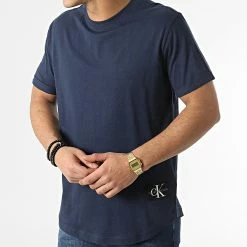 Nouveau 😉 Tee 👕 Shirt Oversize Badge Turn Up Sleeve 5319 Bleu Marine de Calvin Klein 🤩 -France Calvin Klein Soldes 2024 calvin klein 295635 J30J315319 CBK 20211217T162548 03