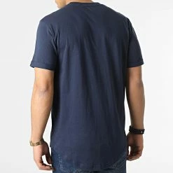 Nouveau 😉 Tee 👕 Shirt Oversize Badge Turn Up Sleeve 5319 Bleu Marine de Calvin Klein 🤩 -France Calvin Klein Soldes 2024 calvin klein 295635 J30J315319 CBK 20211217T162549 04