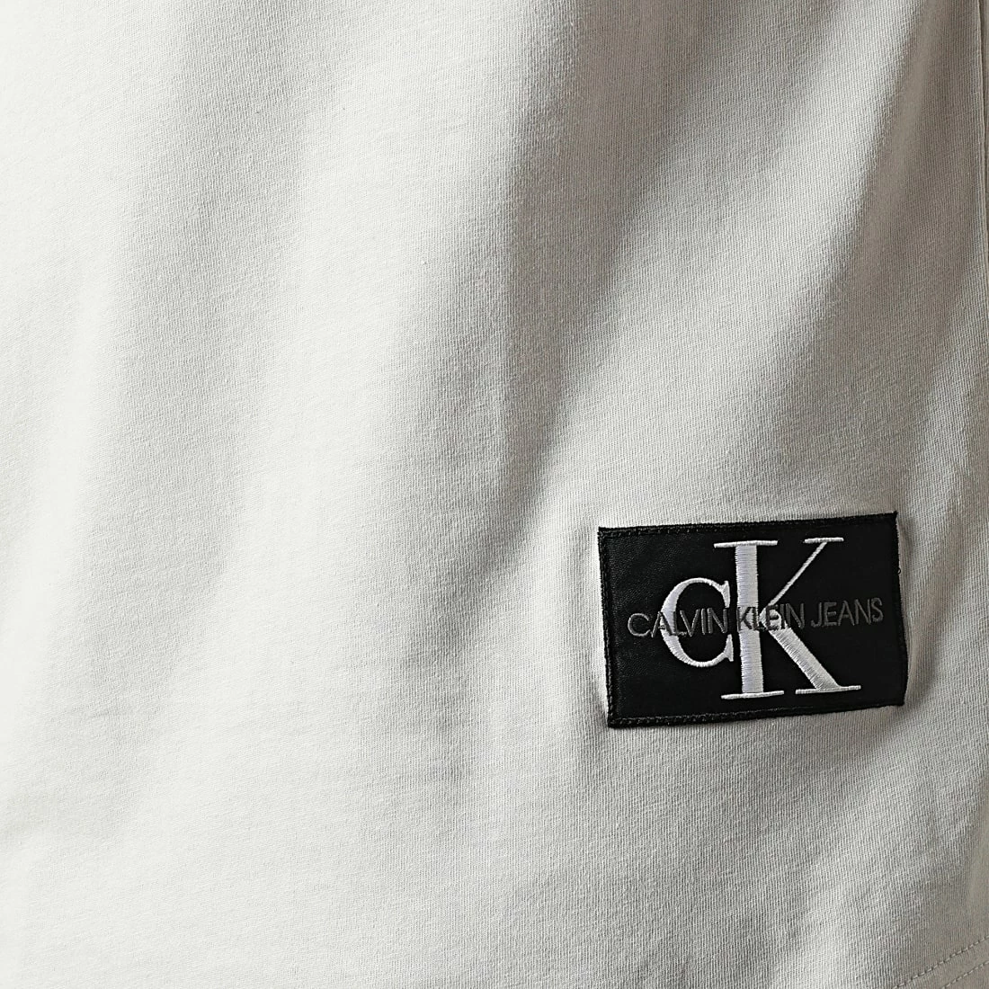 Nouveau 🧨 Tee 👚 Shirt Oversize Badge Turn Up Sleeve 5319 Gris Clair de Calvin Klein 🤩 2 Nouveau 🧨 Tee 👚 Shirt Oversize Badge Turn Up Sleeve 5319 Gris Clair de Calvin Klein 🤩 – Image 2
