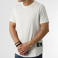 Nouveau 🧨 Tee 👚 Shirt Oversize Badge Turn Up Sleeve 5319 Gris Clair de Calvin Klein 🤩 6 Nouveau 🧨 Tee 👚 Shirt Oversize Badge Turn Up Sleeve 5319 Gris Clair de Calvin Klein 🤩 -France Calvin Klein Soldes 2024 calvin klein 295636 J30J315319 P06 20211217T162835 03