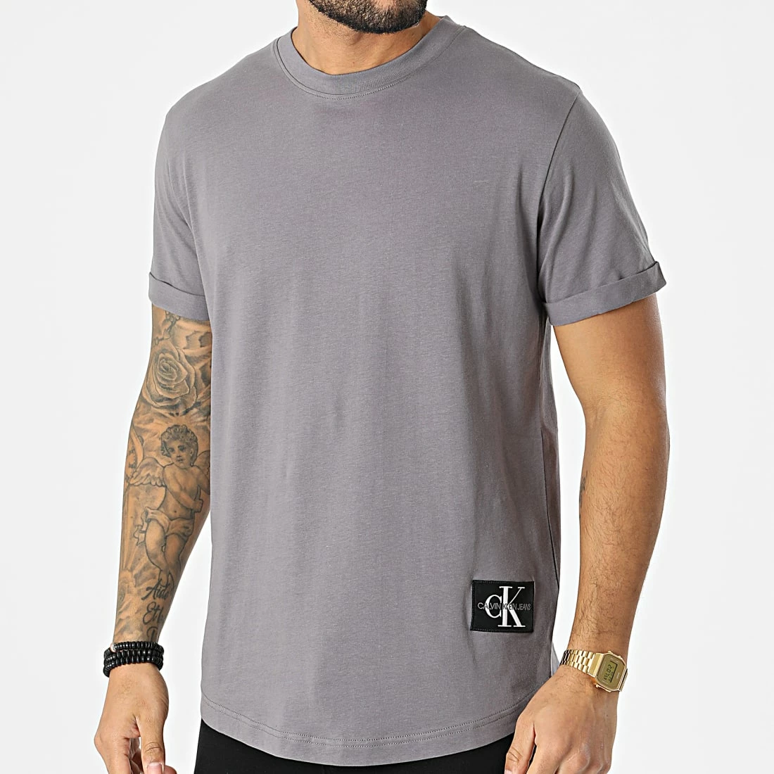 Le moins cher 🧨 Tee 👕 Shirt Oversize Badge Turn Up Sleeve 5319 Gris Anthracite de Calvin Klein ✨ 1 Le moins cher 🧨 Tee 👕 Shirt Oversize Badge Turn Up Sleeve 5319 Gris Anthracite de Calvin Klein ✨