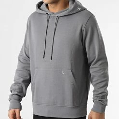 Vente flash ⭐ Sweat Capuche Repeat Logo 9701 Gris de Calvin Klein ❤️