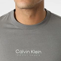Offres 🥰 Tee 👕 Shirt Logo Coordinates 8018 Gris de Calvin Klein 🎁 -France Calvin Klein Soldes 2024 calvin klein 295735 K10K108018 PD0 20211223T111409 02