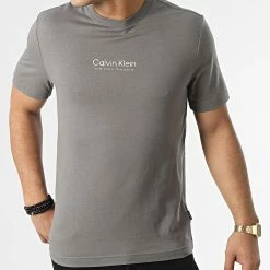 Offres 🥰 Tee 👕 Shirt Logo Coordinates 8018 Gris de Calvin Klein 🎁 -France Calvin Klein Soldes 2024 calvin klein 295735 K10K108018 PD0 20211223T111410 03