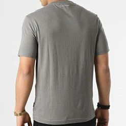 Offres 🥰 Tee 👕 Shirt Logo Coordinates 8018 Gris de Calvin Klein 🎁 -France Calvin Klein Soldes 2024 calvin klein 295735 K10K108018 PD0 20211223T111411 04