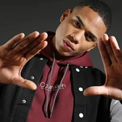 Bon marché 👏 Sweat Capuche Logo Coordinates 8057 Bordeaux de Calvin Klein ⭐ -France Calvin Klein Soldes 2024 calvin klein 295803 K10K108057 XUU 20211229T080404 05