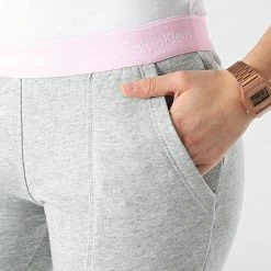 Tout neuf 💯 Pantalon Jogging Femme QS5716E Gris Chiné Rose de Calvin Klein 😍 -France Calvin Klein Soldes 2024 calvin klein 296582 QS5716E XRQ 20220103T163230 02