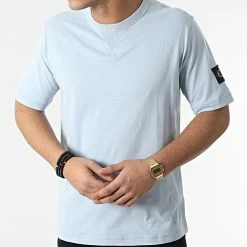 Le moins cher ✔️ Tee 👕 Shirt Monogram Sleeve Badge 4051 Bleu Clair de Calvin Klein 👍 -France Calvin Klein Soldes 2024 calvin klein 296656 J30J314051 C1U 20211230T160408 03