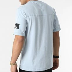 Le moins cher ✔️ Tee 👕 Shirt Monogram Sleeve Badge 4051 Bleu Clair de Calvin Klein 👍 -France Calvin Klein Soldes 2024 calvin klein 296656 J30J314051 C1U 20211230T160409 04