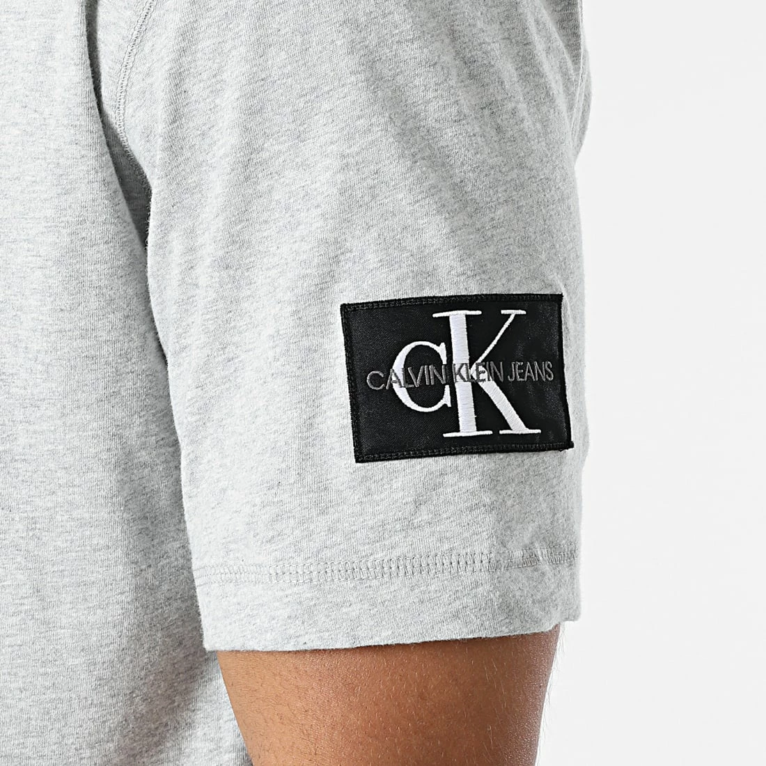 Offres ⭐ Tee 👚 Shirt Monogram Sleeve Badge 4051 Gris Chiné de Calvin Klein 🌟 2 Offres ⭐ Tee 👚 Shirt Monogram Sleeve Badge 4051 Gris Chiné de Calvin Klein 🌟 – Image 2