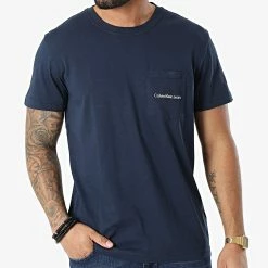 Meilleur prix 🎁 Tee 👚 Shirt Poche Monogram Logo 9876 Bleu Marine de Calvin Klein ✨ -France Calvin Klein Soldes 2024 calvin klein 296699 J30J319876 CBK 20220104T162333 03