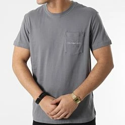 Budget ⭐ Tee 👚 Shirt Poche Monogram Logo 9876 Gris de Calvin Klein 🔔 -France Calvin Klein Soldes 2024 calvin klein 296700 J30J319876 PTP 20211230T160446 03