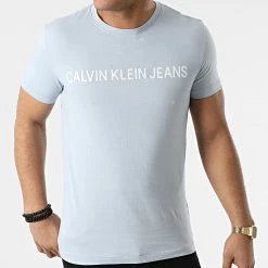 De gros 😀 Tee 👕 Shirt Institutional Logo 7856 Bleu Ciel de Calvin Klein 🧨 -France Calvin Klein Soldes 2024 calvin klein 297878 J30J307856 C1U 20220117T121623 03