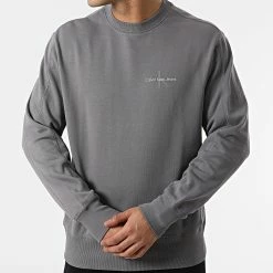 Nouveau 🤩 Sweat Crewneck Monogram Logo 9699 Gris de Calvin Klein 💯 -France Calvin Klein Soldes 2024 calvin klein 298207 J30J319699 PTP 20220117T161800 03