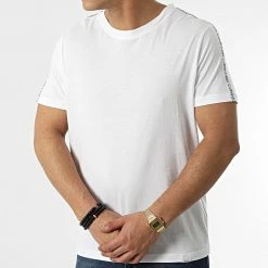 Promo 🥰 Tee 👚 Shirt A Bandes Relaxed Crew 0761 Blanc de Calvin Klein 😍 -France Calvin Klein Soldes 2024 calvin klein 299443 KM0KM00761 YCD 20220126T144832 03