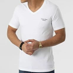 De gros 🥰 Tee 👕 Shirt Col V Stacked Logo 0596 Blanc de Calvin Klein ✨ -France Calvin Klein Soldes 2024 calvin klein 299690 J30J320596 YAF 20220201T145445 03