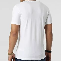 De gros 🥰 Tee 👕 Shirt Col V Stacked Logo 0596 Blanc de Calvin Klein ✨ -France Calvin Klein Soldes 2024 calvin klein 299690 J30J320596 YAF 20220201T145446 04