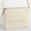 Le moins cher 🛒 Sac A Main Femme Set Camera Bag 9123 Beige de Calvin Klein 😀