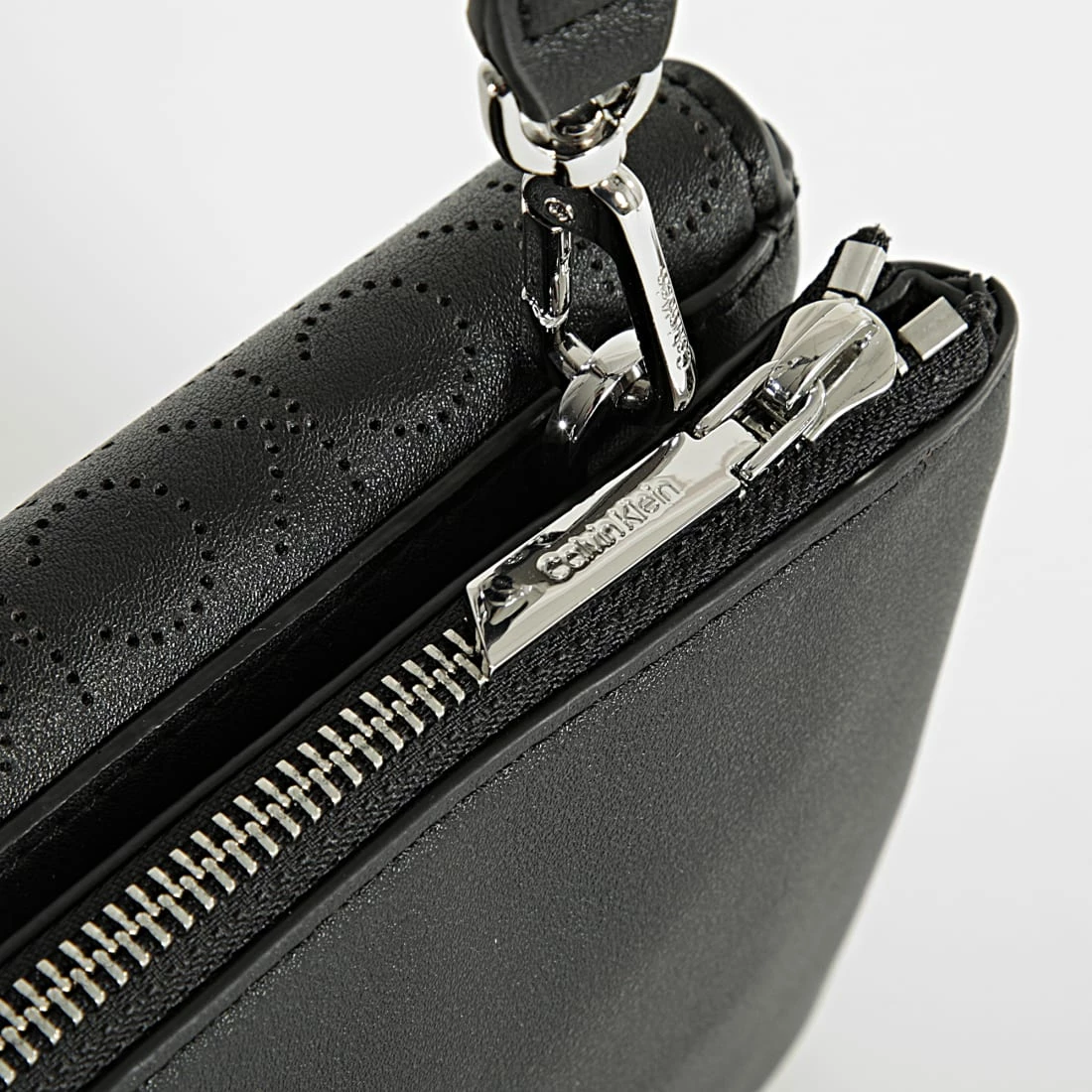 Acheter 😀 Sac A Main Femme Re-Lock Crossbody 9399 Noir de Calvin Klein ✔️ 2 Acheter 😀 Sac A Main Femme Re-Lock Crossbody 9399 Noir de Calvin Klein ✔️ – Image 2