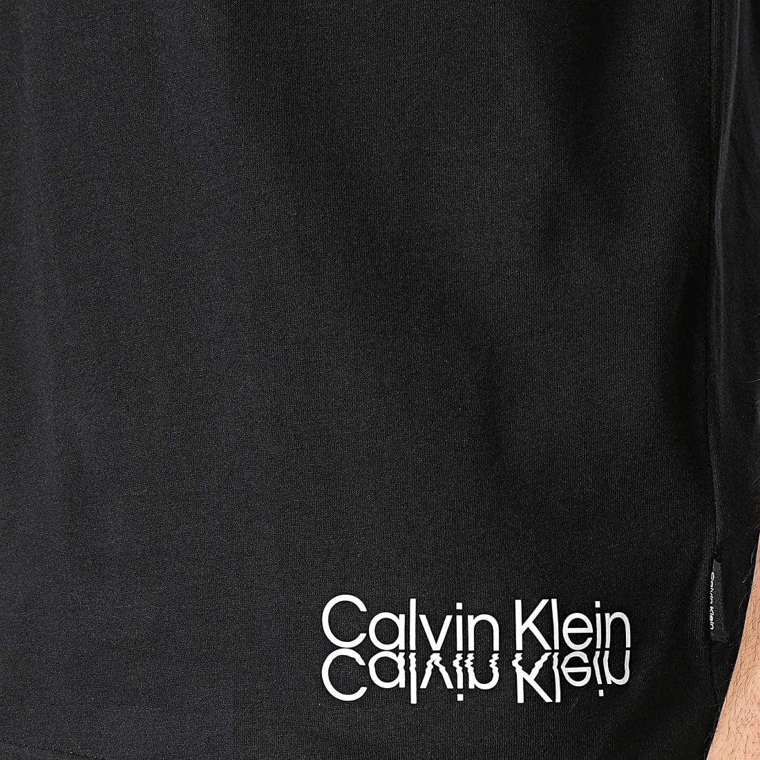Remise 😍 Tee 👕 Shirt Mirrored Logo 8853 Noir de Calvin Klein ✨ 2 Remise 😍 Tee 👕 Shirt Mirrored Logo 8853 Noir de Calvin Klein ✨ – Image 2