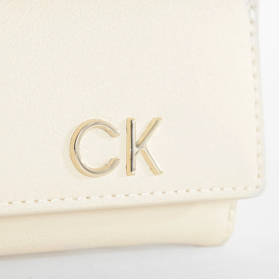 Tout neuf 🔔 Portefeuille Femme Re-Lock Trifold 9141 Beige de Calvin Klein ⌛ 2 Tout neuf 🔔 Portefeuille Femme Re-Lock Trifold 9141 Beige de Calvin Klein ⌛ – Image 2