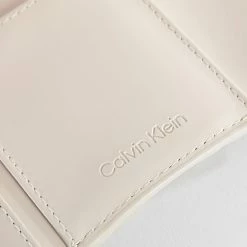 Tout neuf 🔔 Portefeuille Femme Re-Lock Trifold 9141 Beige de Calvin Klein ⌛ 6 Tout neuf 🔔 Portefeuille Femme Re-Lock Trifold 9141 Beige de Calvin Klein ⌛ -France Calvin Klein Soldes 2024 calvin klein 305650 K60K609141 VHB 20220317T123915 03
